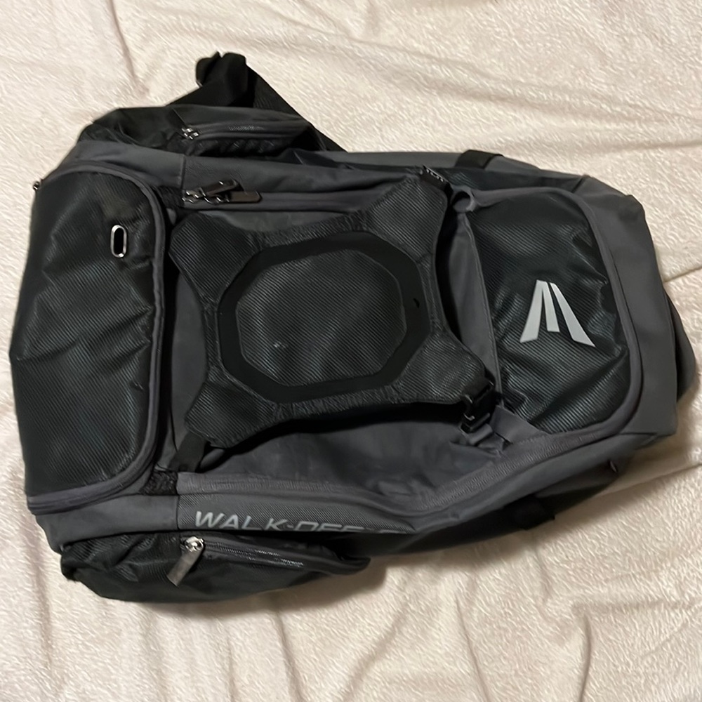 Easton baseball bag. Really good size holds 1 bat on each side